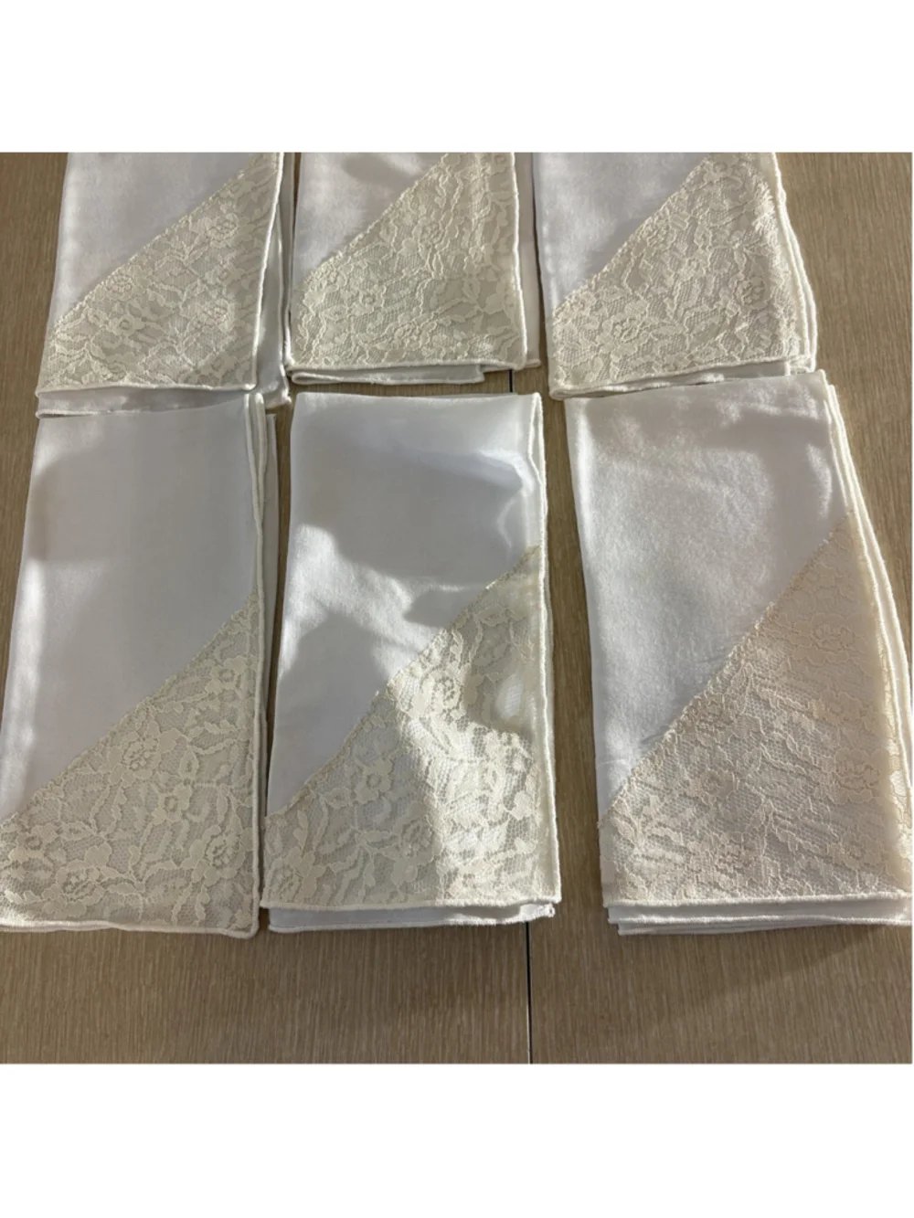 Vtg. Style Cotton Blend Cloth Napkins W/ Corner Floral Lace 1174
